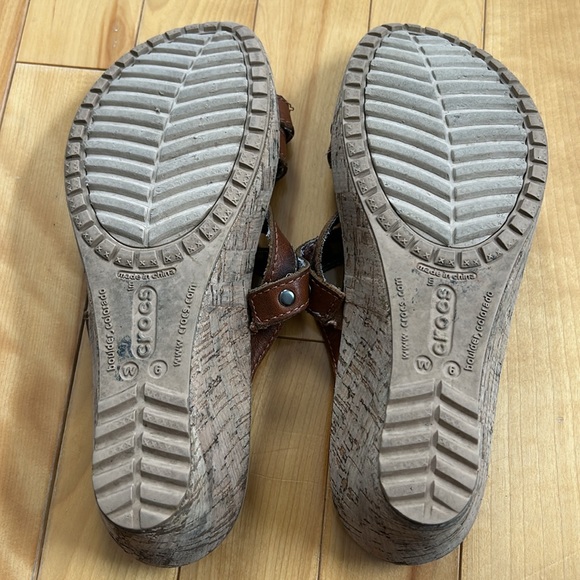 Crocs leather strappy wedge sandal, brown size 6W - Picture 5 of 11